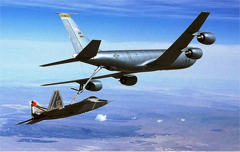 Ảnh siêu tiêm kích F-22A Raptor tiếp nhiên liệu trên bầu trời Hawaii
