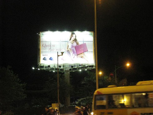 Hà Nội: Nhiều điểm thờ ơ ngốn điện trong Giờ trái đất