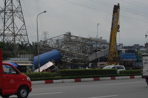 Biển quảng cáo hàng tấn sập đè nhà dân