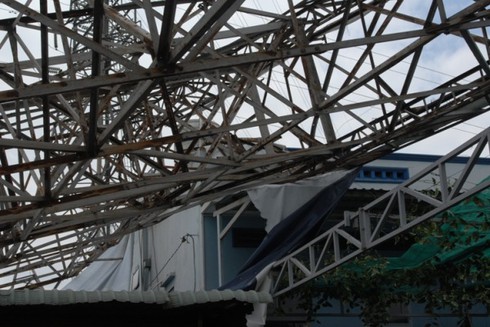 Biển quảng cáo hàng tấn sập đè nhà dân