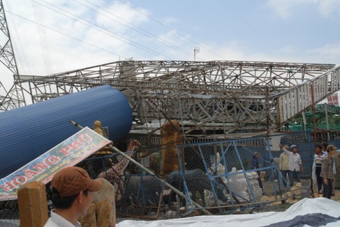 Biển quảng cáo hàng tấn sập đè nhà dân