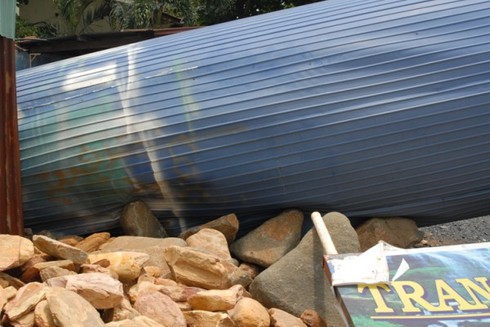 Biển quảng cáo hàng tấn sập đè nhà dân