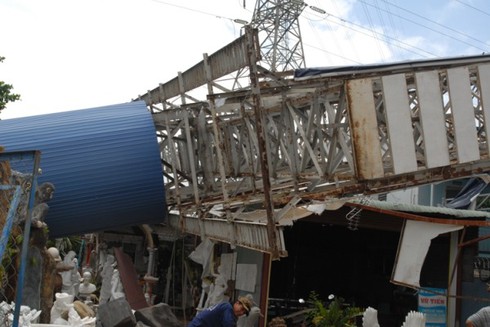 Biển quảng cáo hàng tấn sập đè nhà dân