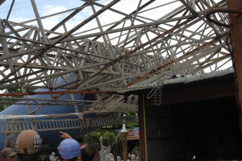 Biển quảng cáo hàng tấn sập đè nhà dân