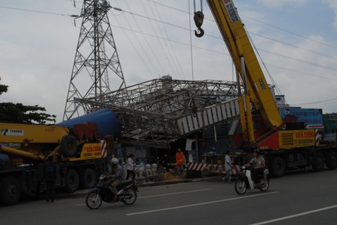 Biển quảng cáo hàng tấn sập đè nhà dân