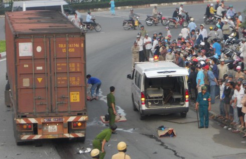 Vượt đầu xe container, hai mẹ con chết thảm
