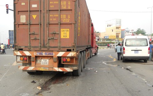 Vượt đầu xe container, hai mẹ con chết thảm