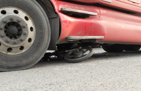 Vượt đầu xe container, hai mẹ con chết thảm