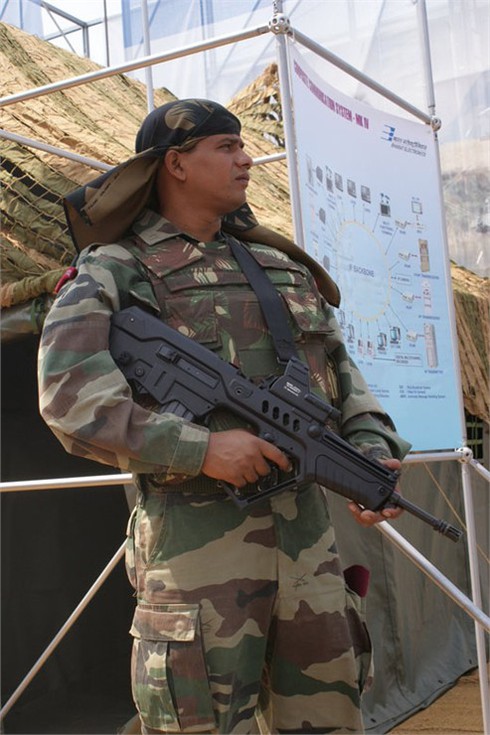 Điểm mặt súng bộ binh siêu hiện đại mới của Israel 2012