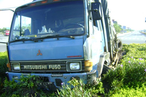 Xe tải đứt lìa 4 bánh vì tài xế ngủ quên