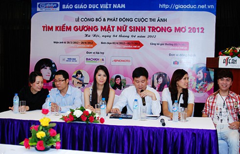 HH Thùy Linh so dáng cùng HH Nguyễn Thị Loan