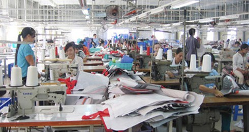 Đa số DN phải biếu tiền quan chức để được việc