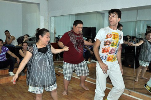 Minh Béo chật vật bế Siu Black