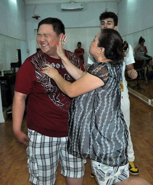 Minh Béo chật vật bế Siu Black