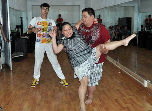 Minh Béo chật vật bế Siu Black