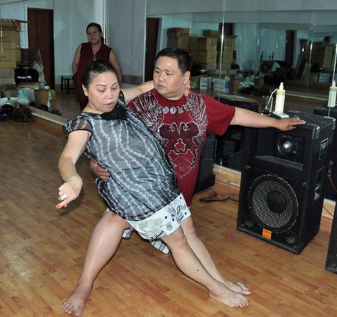 Minh Béo chật vật bế Siu Black