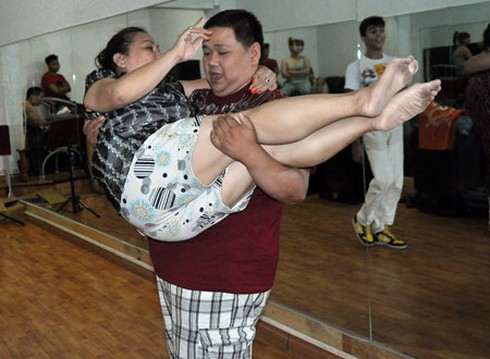 Minh Béo chật vật bế Siu Black