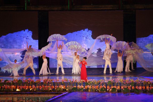 Festival Huế 2012 tưng bừng khai mạc