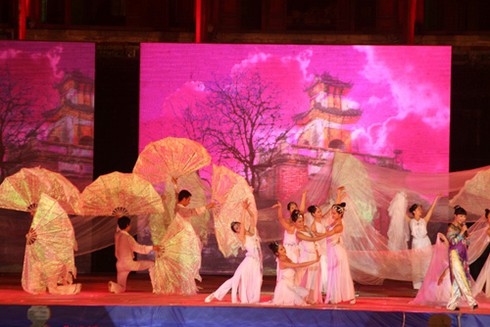 Festival Huế 2012 tưng bừng khai mạc