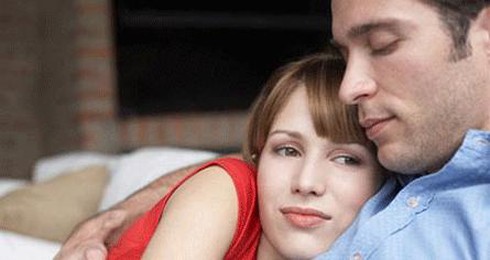 Đoán tình cảm của chàng qua cách ôm