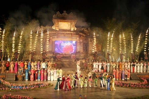 Festival Huế 2012: Lung linh lễ hội áo dài