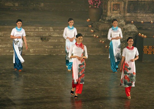 Festival Huế 2012: Lung linh lễ hội áo dài
