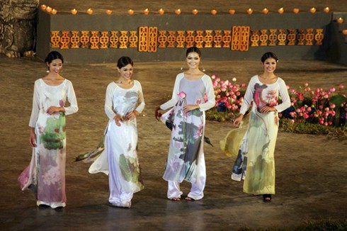 Festival Huế 2012: Lung linh lễ hội áo dài