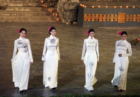 Festival Huế 2012: Lung linh lễ hội áo dài