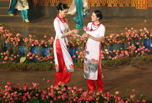 Festival Huế 2012: Lung linh lễ hội áo dài