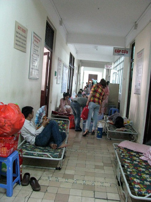 Dân Hà Nội cũng ham khám chữa bệnh vượt tuyến