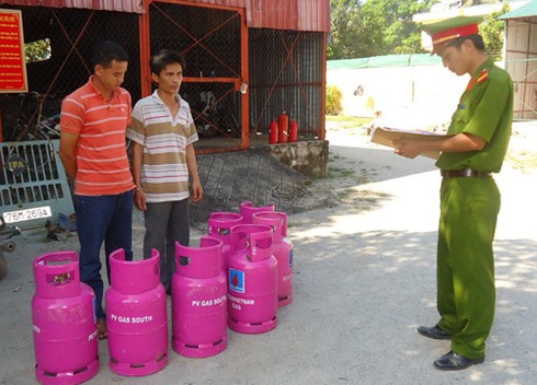 Quảng Ngãi: Bắt lái xe và nhân viên “ăn” bình ga