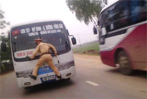 Bắt lái xe buýt khiến CSGT phải đu người 1km trên mũi xe