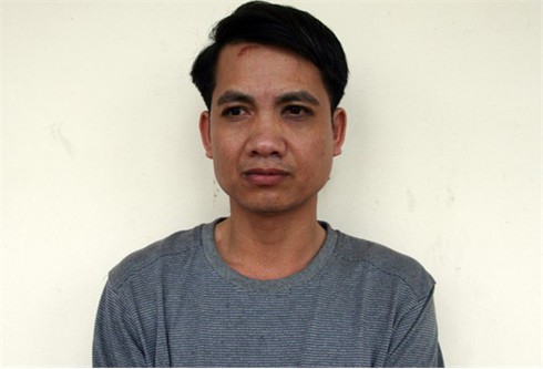 Bắt lái xe buýt khiến CSGT phải đu người 1km trên mũi xe