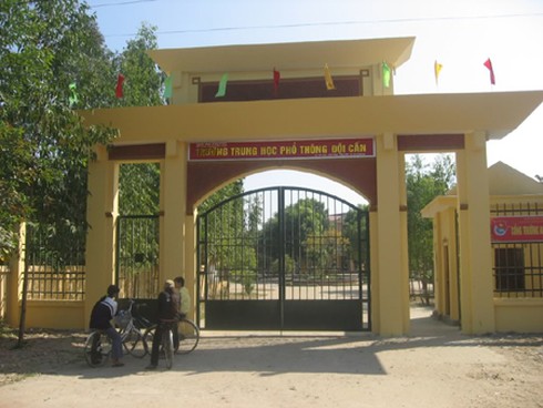 Trường THPT “chặn cửa” học sinh sai luật, dư luận bất bình!