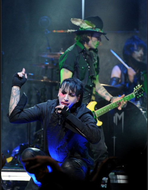 “Cướp biển Jack Sparrow” biểu diễn cùng Marilyn Manson