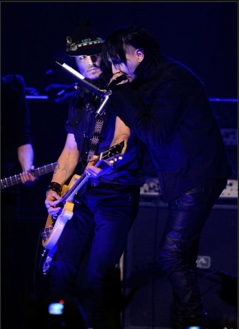 “Cướp biển Jack Sparrow” biểu diễn cùng Marilyn Manson