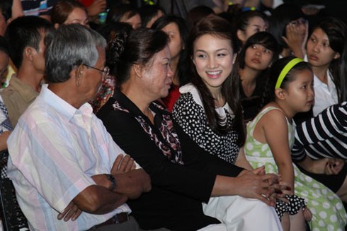 Vợ Phan Đinh Tùng đi cổ vũ chồng thi hát