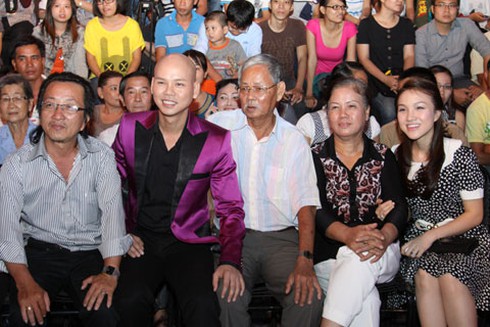 Vợ Phan Đinh Tùng đi cổ vũ chồng thi hát