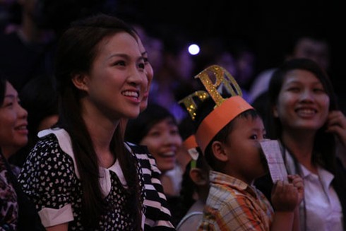 Vợ Phan Đinh Tùng đi cổ vũ chồng thi hát