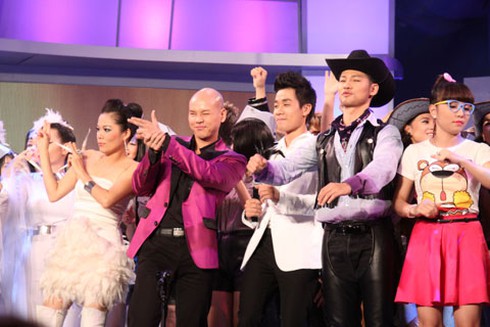 Vợ Phan Đinh Tùng đi cổ vũ chồng thi hát