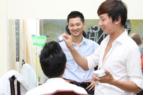 Vợ Phan Đinh Tùng đi cổ vũ chồng thi hát