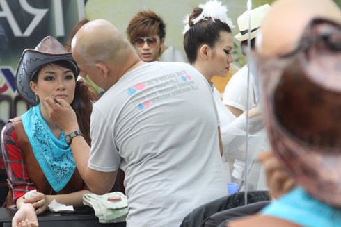 Vợ Phan Đinh Tùng đi cổ vũ chồng thi hát