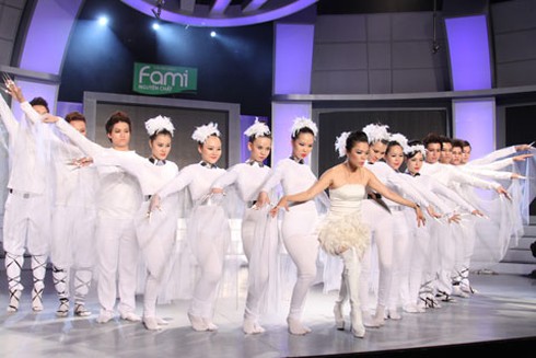 Vợ Phan Đinh Tùng đi cổ vũ chồng thi hát