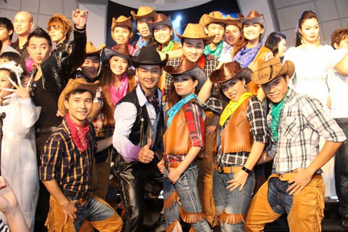 Vợ Phan Đinh Tùng đi cổ vũ chồng thi hát