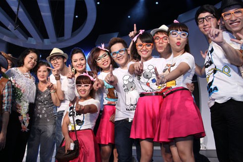 Vợ Phan Đinh Tùng đi cổ vũ chồng thi hát