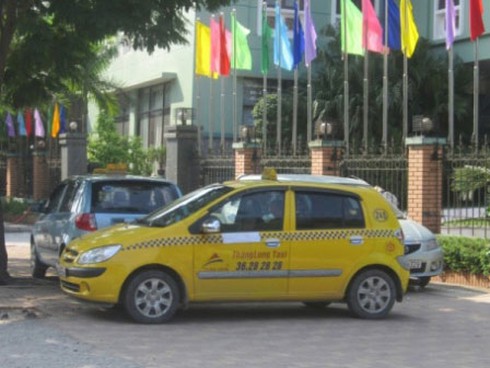 Cả gan cướp xe taxi rồi đâm vào cột điện