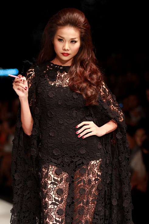 Cưới, cướp, hiếp… làm dậy sóng showbiz Việt