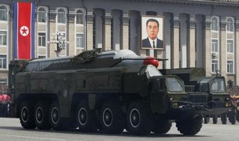 Triều Tiên duyệt binh, 'khoe' tên lửa mới