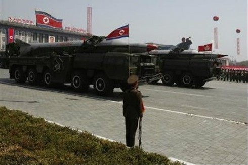 Triều Tiên duyệt binh, 'khoe' tên lửa mới