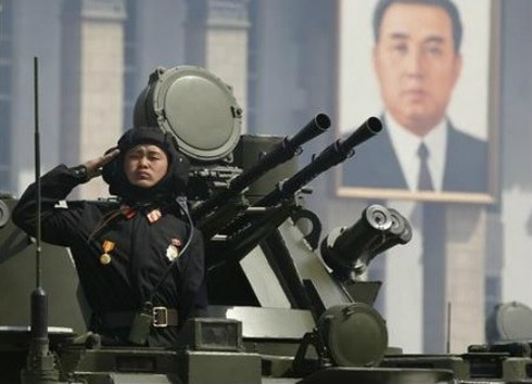 Triều Tiên duyệt binh, 'khoe' tên lửa mới